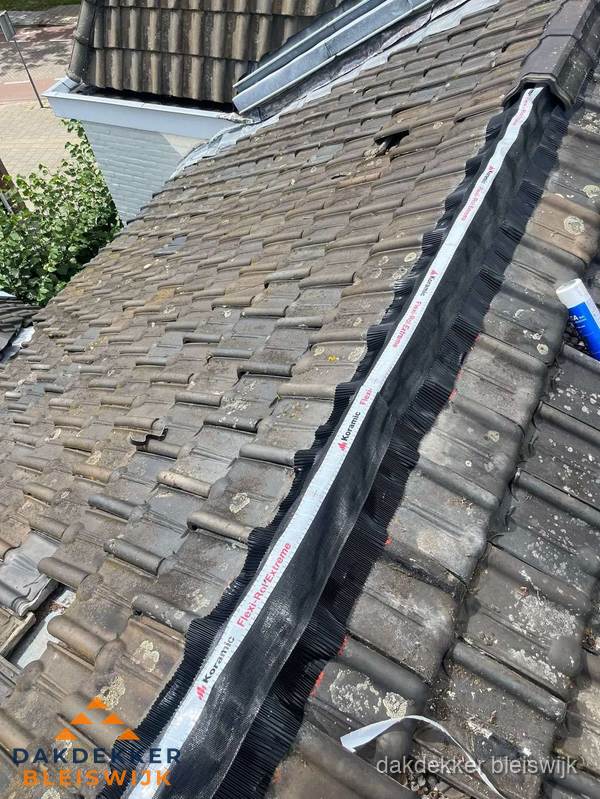 Nokvorst renovatie met Koramic nokrol op schuin pannendak in Bleiswijk Nokvorst renovatie met Koramic nokrol op schuin pannendak in Bleiswijk