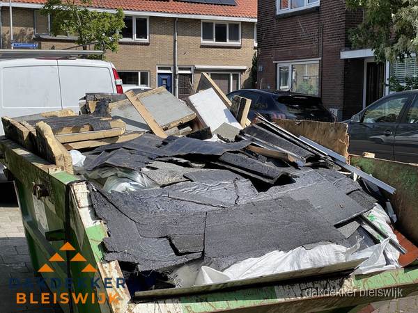 Afvalcontainer met gesloopt dakmateriaal tijdens dakkapel renovatie in Bleiswijk Afvalcontainer met gesloopt dakmateriaal tijdens dakkapel renovatie in Bleiswijk