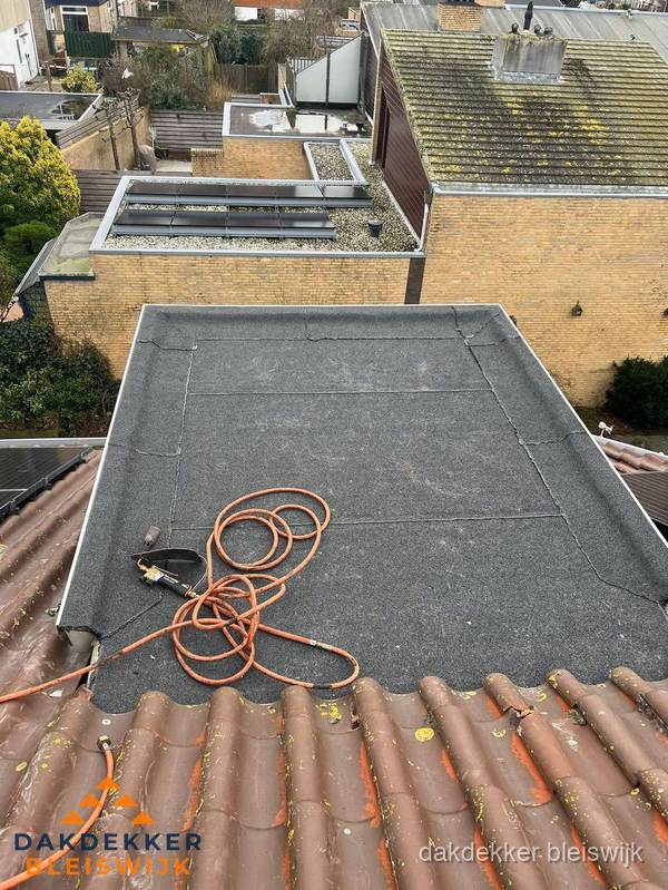 Reparatie aansluiting plat dak en schuin dak in Bleiswijk