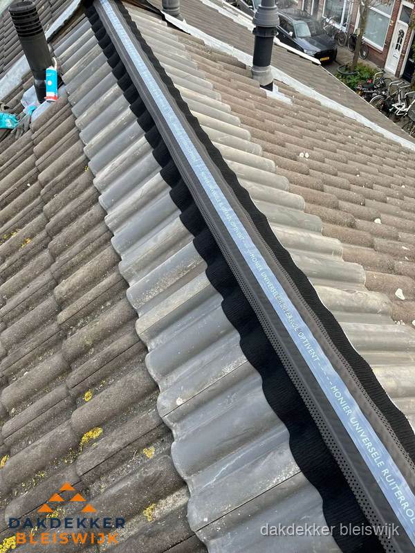 Nokvorst met Monier ventilatie op schuin pannendak in Bleiswijk