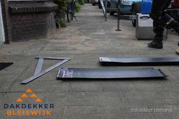 Dakbedekkingsmateriaal en zinkwerk klaargelegd voor reparatie in Bleiswijk