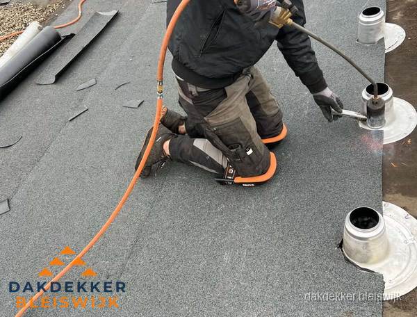 Dakdekker repareert bitumen dakleer bij dakdoorvoer in Bleiswijk