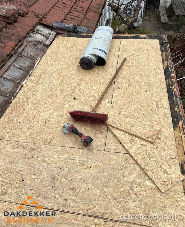 Plat dak vervangen met nieuwe OSB-ondergrond en bitumenrol in Bleiswijk Plat dak vervangen met nieuwe OSB-ondergrond en bitumenrol in Bleiswijk
