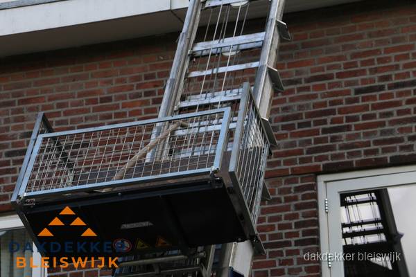 Ladderlift met dakpannen voor dakpan reparatie in Bleiswijk Ladderlift met dakpannen voor dakpan reparatie in Bleiswijk