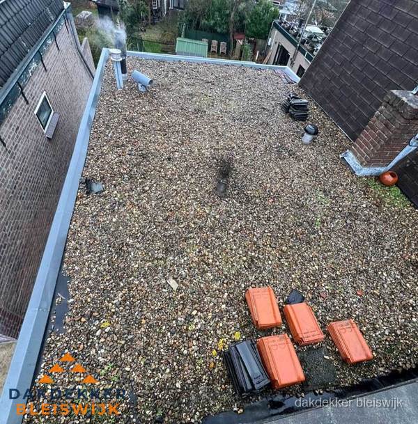 Plat dak met grindballast en dakdoorvoeren in Bleiswijk Plat dak met grindballast en dakdoorvoeren in Bleiswijk