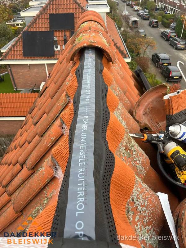 Dakdekker vervangt nokvorst met ruiterrol op pannendak in Bleiswijk