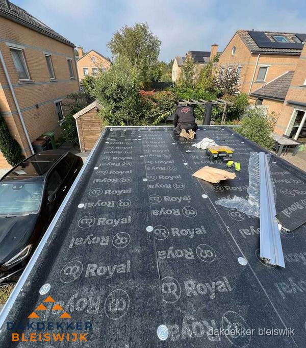 Dakdekker aan het werk op plat dak renovatie in Bleiswijk