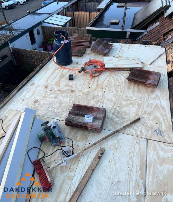 Dakreparatie werkzaamheden op plat dak met gereedschap in Bleiswijk