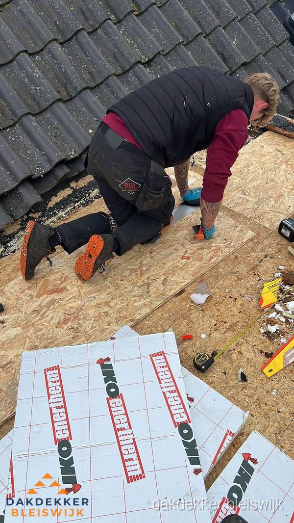 Dakdekker plaatst PIR-isolatieplaten op plat dak in Bleiswijk Dakdekker plaatst PIR-isolatieplaten op plat dak in Bleiswijk