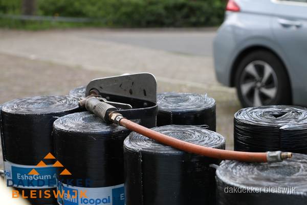 Rollen bitumen dakbedekking EshaGum klaar voor installatie in Bleiswijk Rollen bitumen dakbedekking EshaGum klaar voor installatie in Bleiswijk