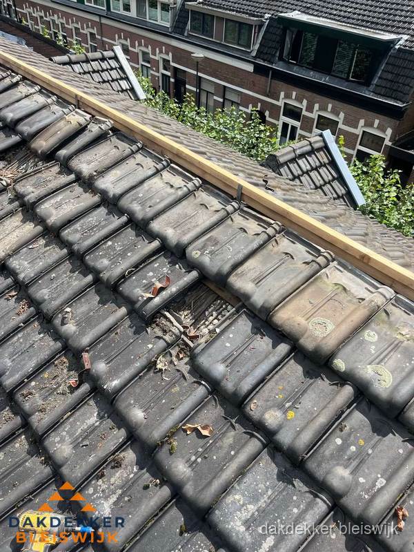 Dakonderhoud aan schuin pannendak met nokvernieuwing in Bleiswijk