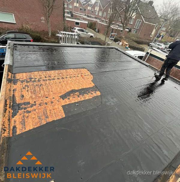 Dakdekker brengt EPDM dakbedekking aan op plat dak in Bleiswijk Dakdekker brengt EPDM dakbedekking aan op plat dak in Bleiswijk