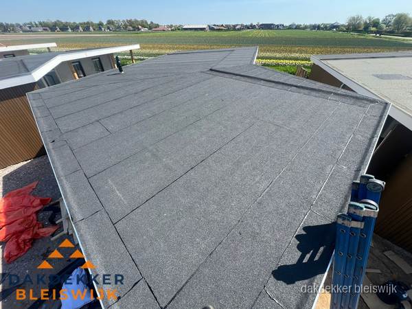 Nieuw bitumen plat dak met uitzicht over landschap in Bleiswijk Nieuw bitumen plat dak met uitzicht over landschap in Bleiswijk