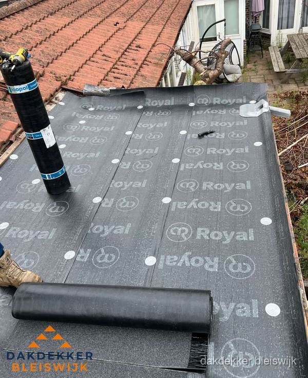 Bitumen dakbedekking leggen op plat dak aanbouw in Bleiswijk