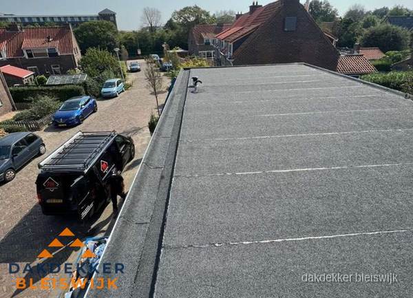 Nieuw bitumen plat dak met uitzicht over woonwijk in Bleiswijk