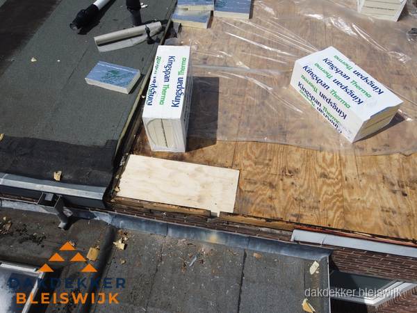 Plat dak isolatie met Kingspan isolatieplaten tijdens renovatie in Bleiswijk Plat dak isolatie met Kingspan isolatieplaten tijdens renovatie in Bleiswijk