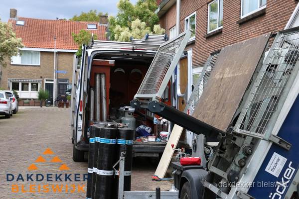 Dakdekkersbusje met materiaal en ladderlift voor dakpannen vervangen in Bleiswijk